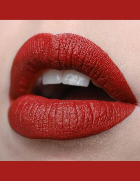 Rouge à Lèvres Mat Hydratant Longue Tenue – Collection Jenson