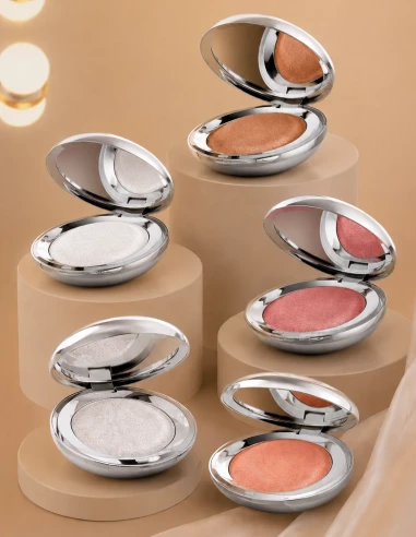 Maquillage lumineux avec Highlighter Floating Silver