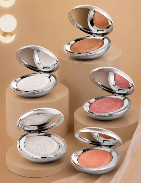 Maquillage lumineux avec Highlighter Floating Silver