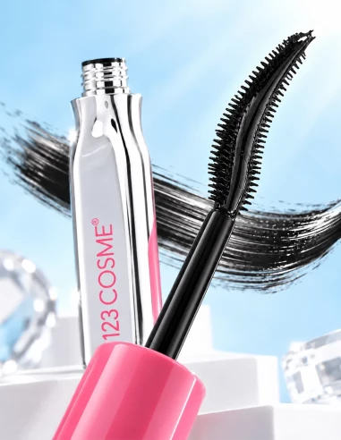 Mascara effet faux cils volume intense avec brosse incurvée